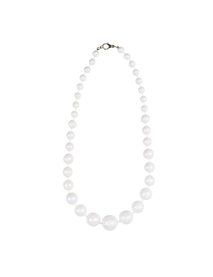 Vue à plat du collier court de perles pour femme
