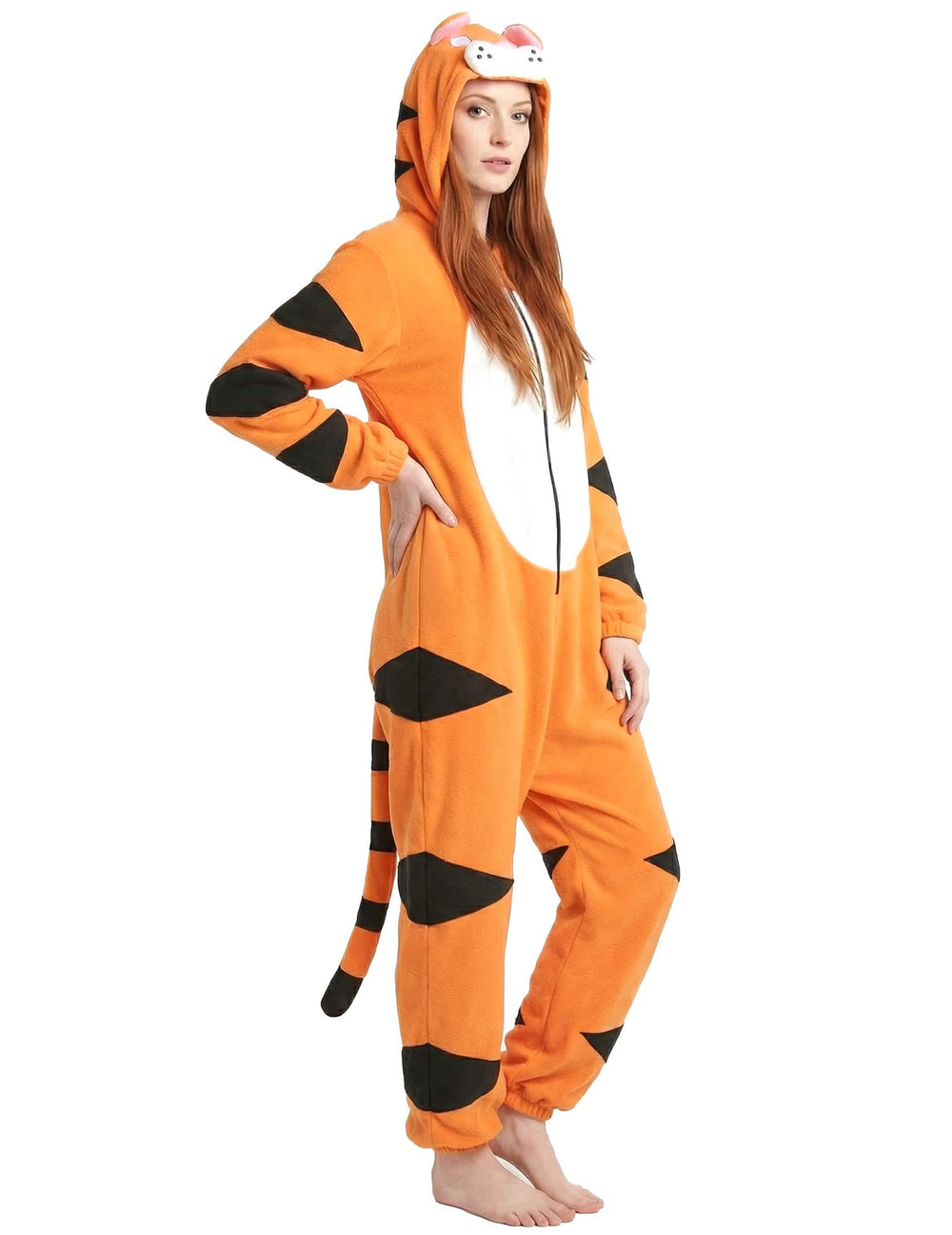 Pohľad z profilu na kombinézu s kapucňou tigra