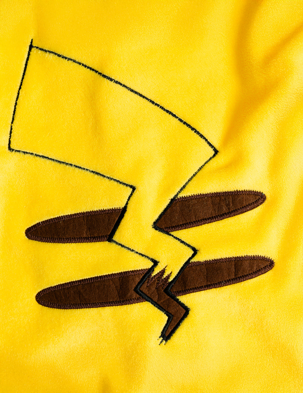 Détail de la queue et des rayures de la combinaison Pikachu Pokémon™