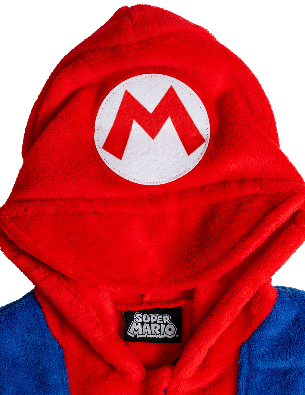 Gros plan sur la capuche avec le logo M de la combinaison Super Mario pour enfant
