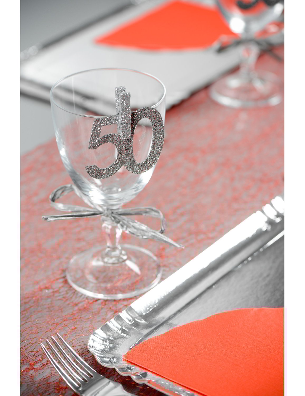 Situácia s pohárom a konfety 50 rokov na oslavu narodenín