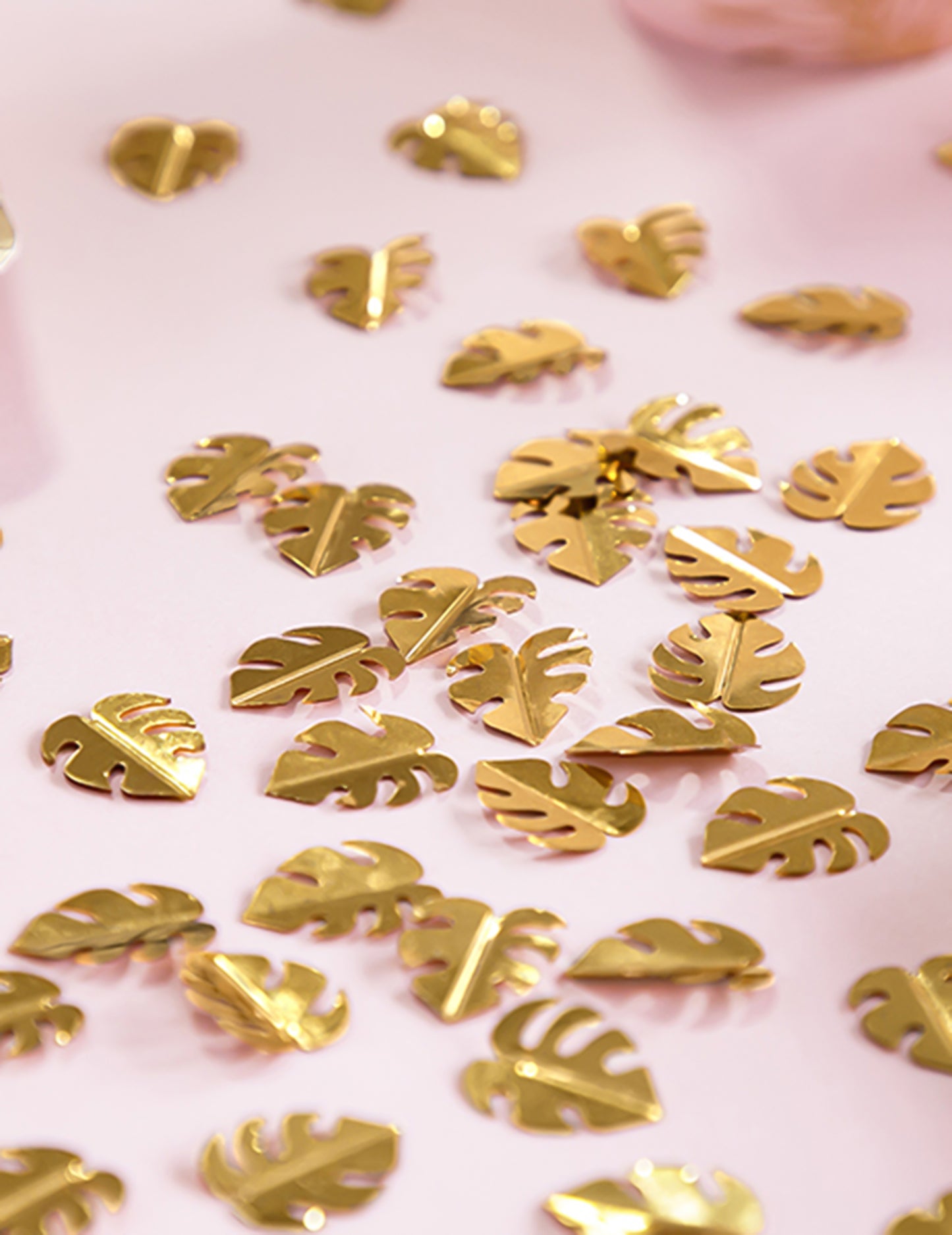 Stolové konfety z tropických listov v metalickej zlatej farbe 15g na slávnostnú dekoráciu