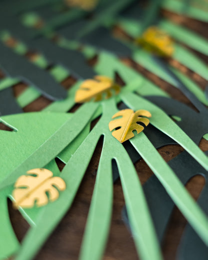 Stolové konfety z tropických listov v metalickej zlatej farbe 15g na slávnostnú dekoráciu