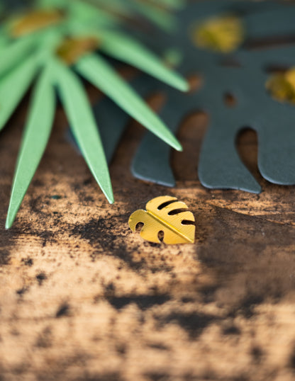 Stolové konfety z tropických listov v metalickej zlatej farbe 15g na slávnostnú dekoráciu