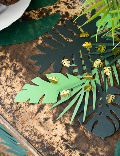 Stolové konfety z tropických listov v metalickej zlatej farbe 15g na slávnostnú dekoráciu