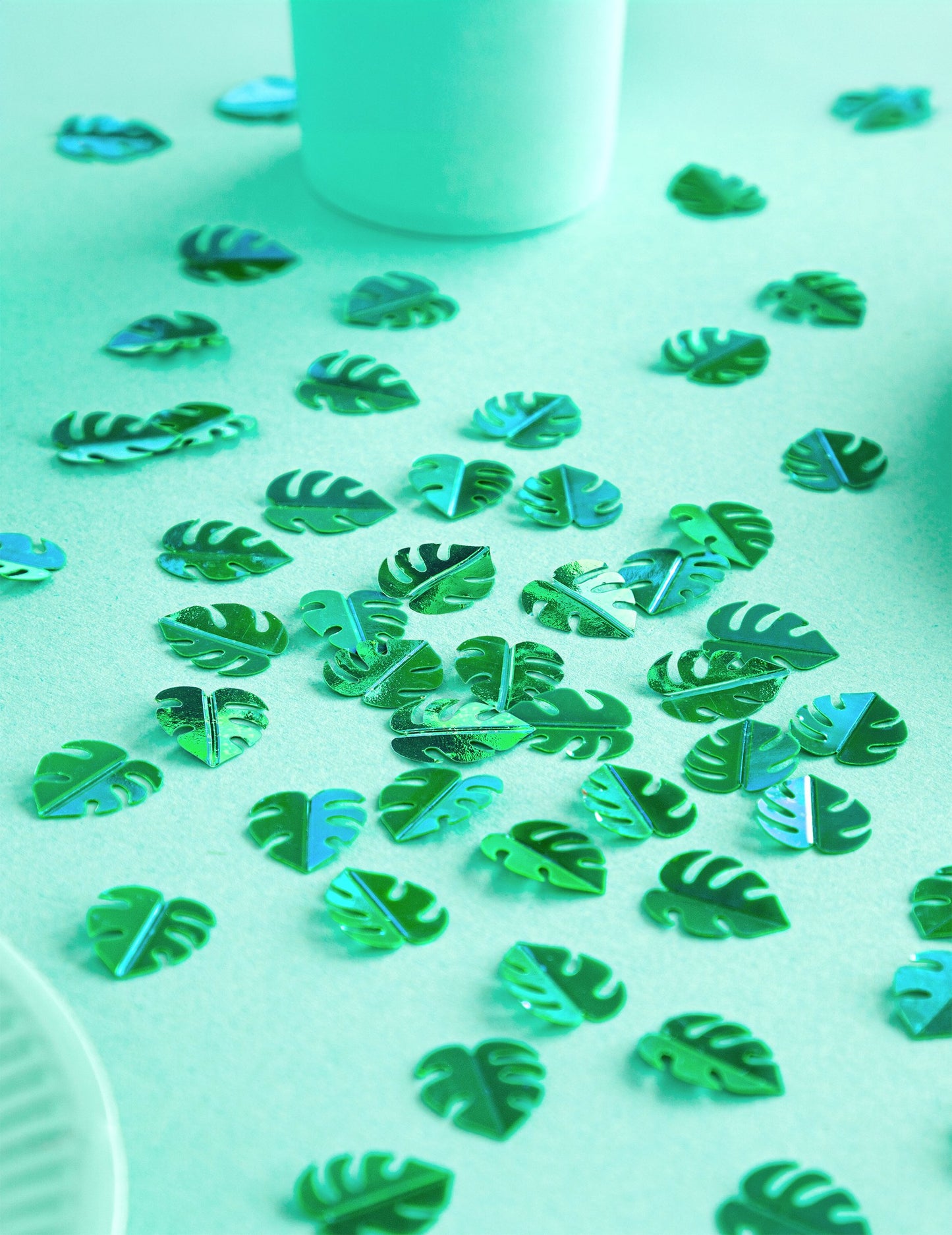 Stolové konfety z tropických listov v metalickej zelenej farbe 15g