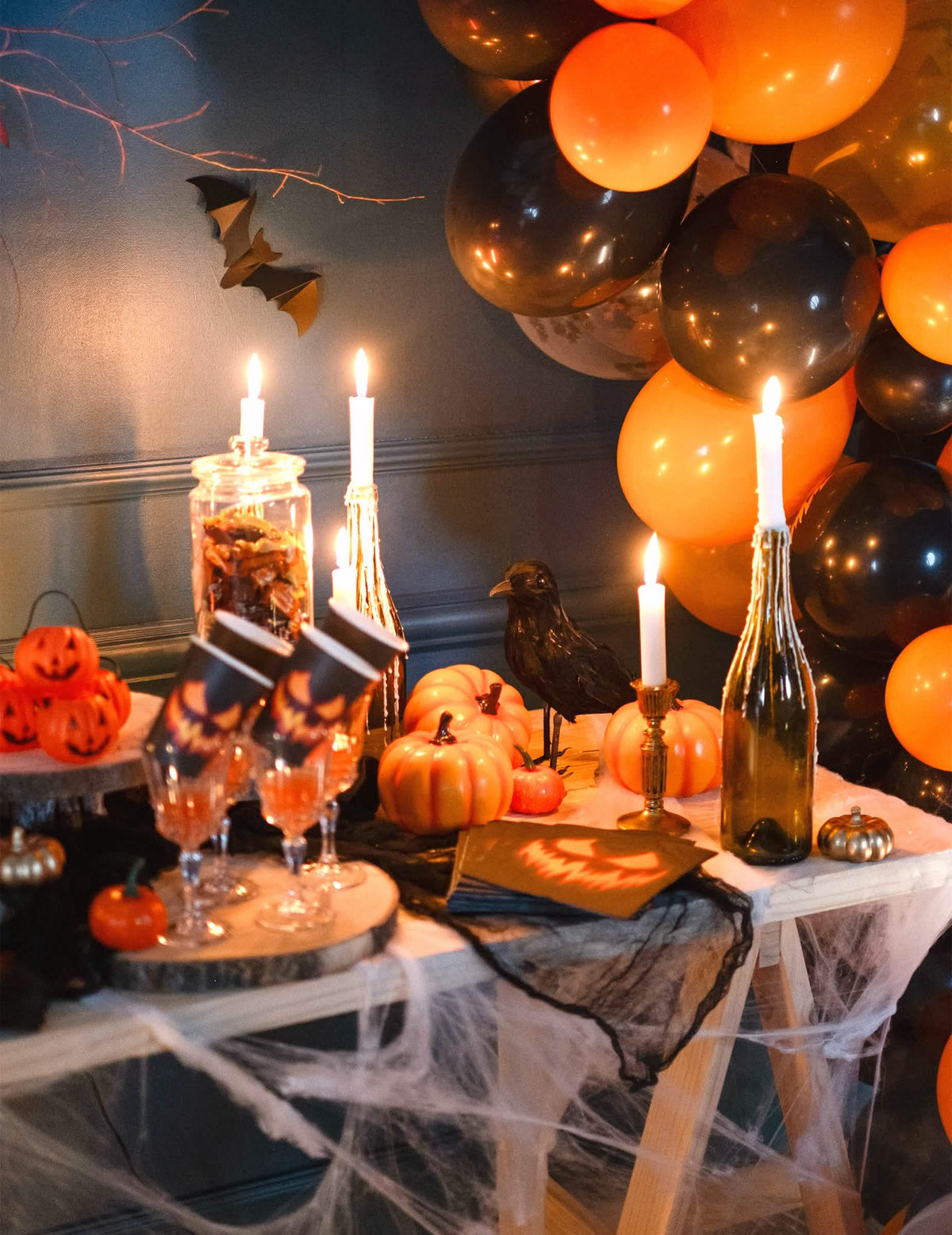 dekorácia stola s havranom z pier pre dekoráciu halloweenu
