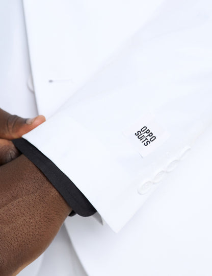 Détail de l'étiquette de marque sur la manche du Costume Mr. Blanc Opposuits