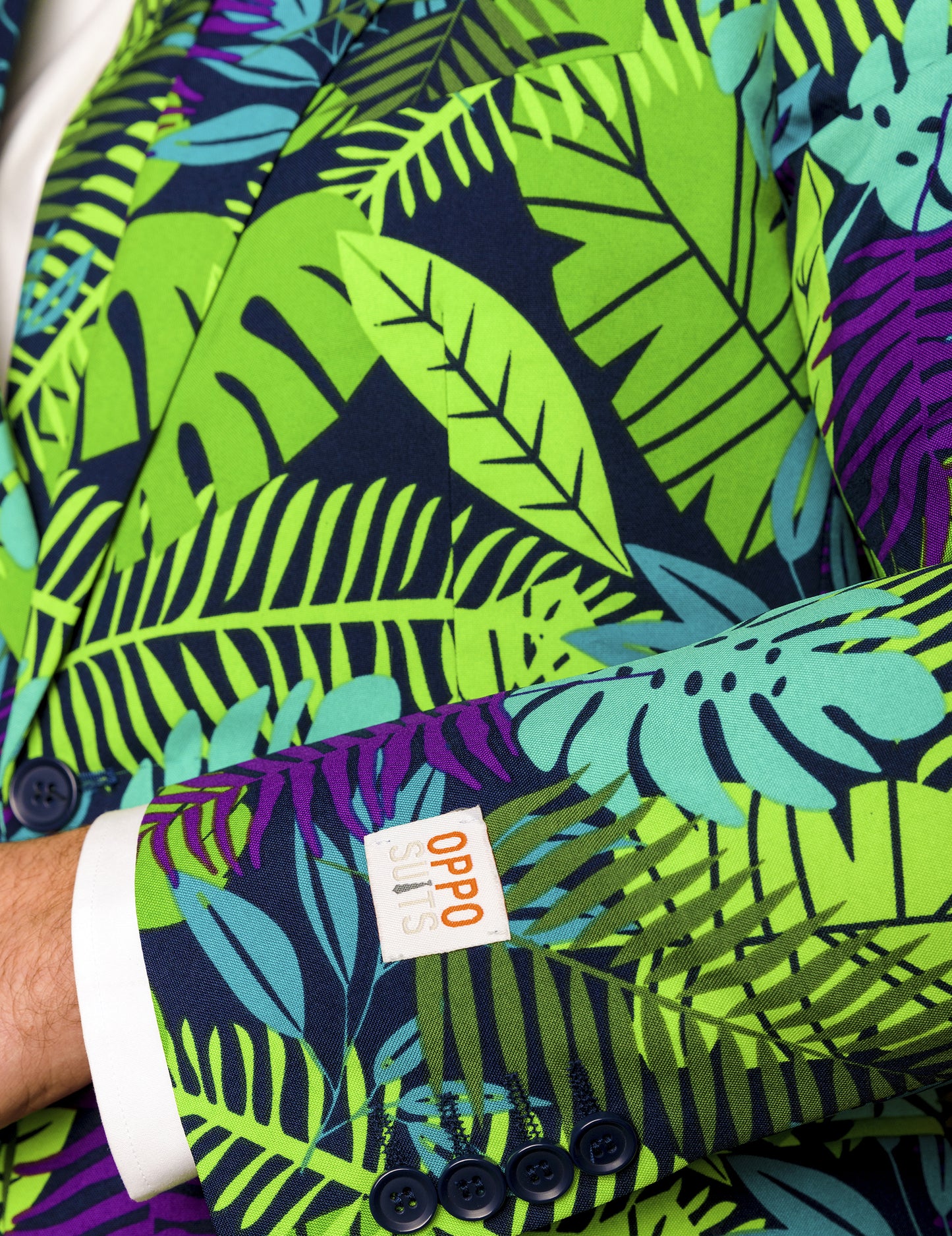 Détail de l'étiquette Opposuits sur la manche du costume Mr. Juicy jungle
