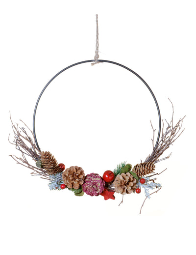 Couronne à suspendre nature traditionnelle aux pommes de pin et baies rouges