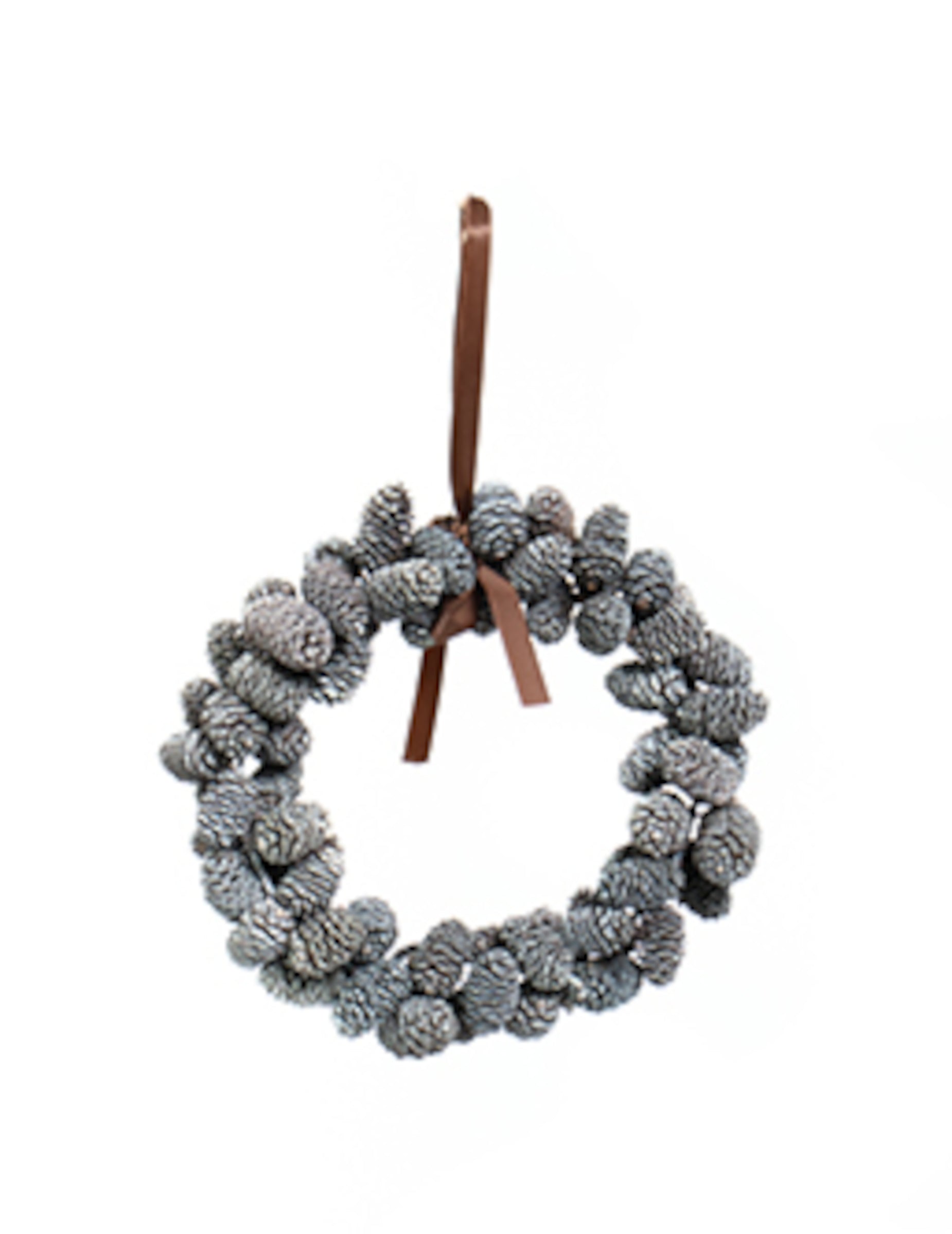 Couronne à suspendre pommes de pin enneigées pour décoration de Noël avec ruban marron