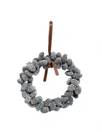 Závesný veniec so zasneženými šiškami 20 cm na vianočné ozdoby