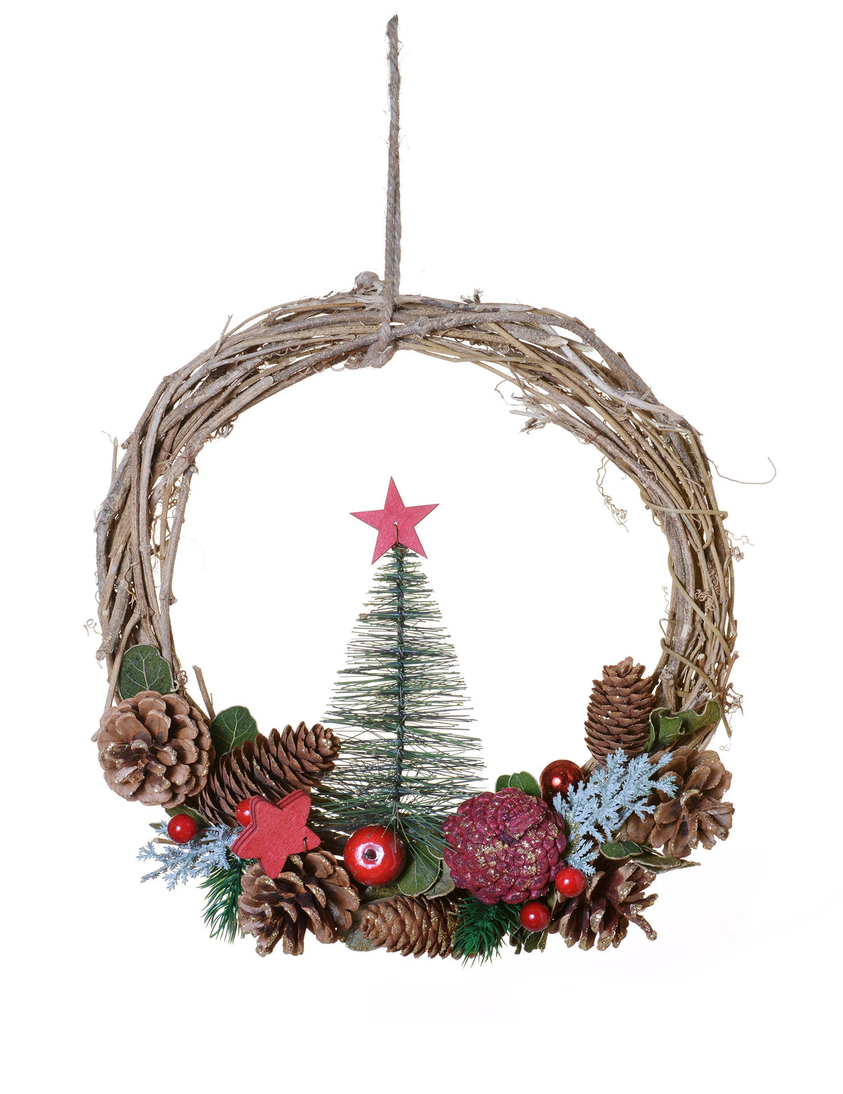 Couronne à suspendre sapin nature traditionnelle en osier avec pommes de pin et étoiles rouges