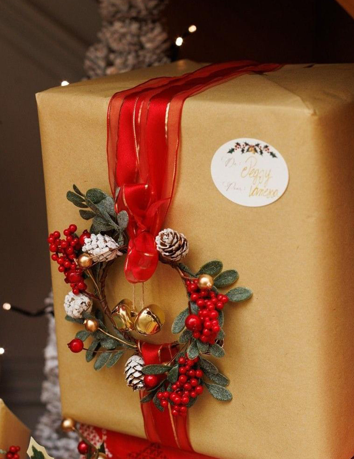 Veniec z lístia bobúľ a šišiek zeleno-červeno-zatý 15 cm
