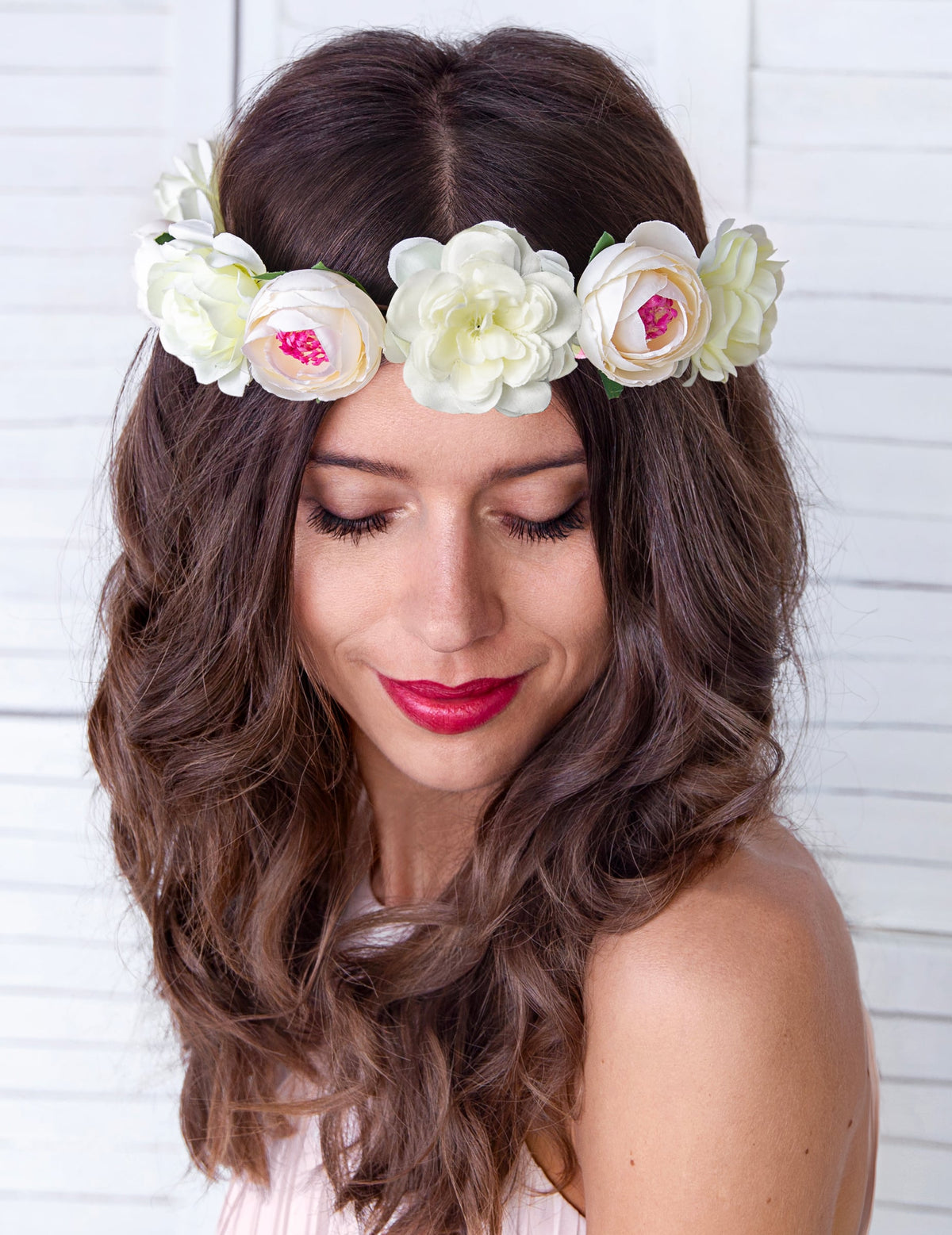 Vue de face de la couronne de fleurs blanches pour femme