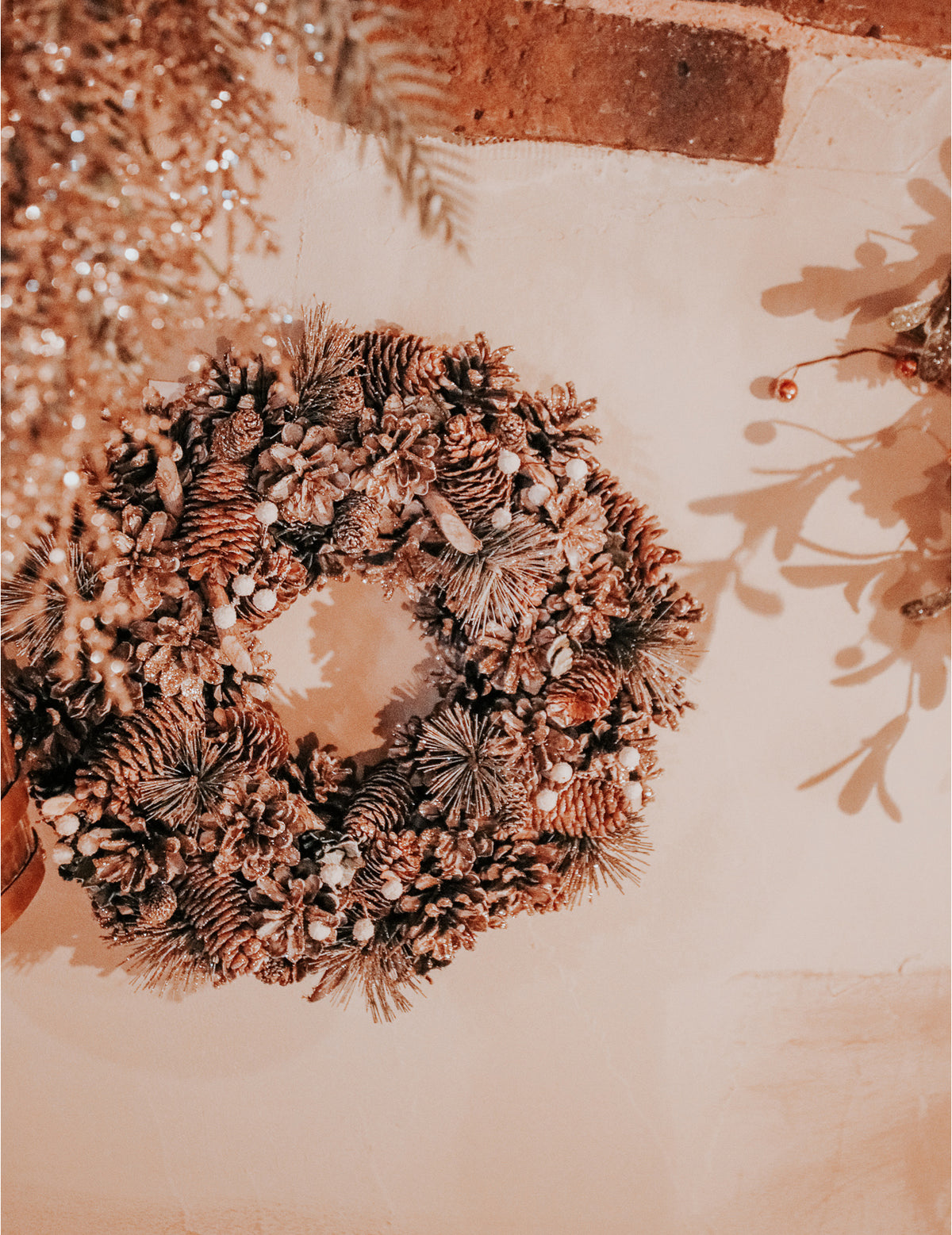 Mise en situation de la Couronne de Noël forêt enchantée aux éléments naturels