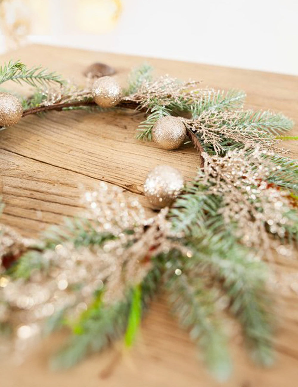 Gros plan sur les boules pailletées de la Couronne de sapin avec boules paillettes pour porte champagne