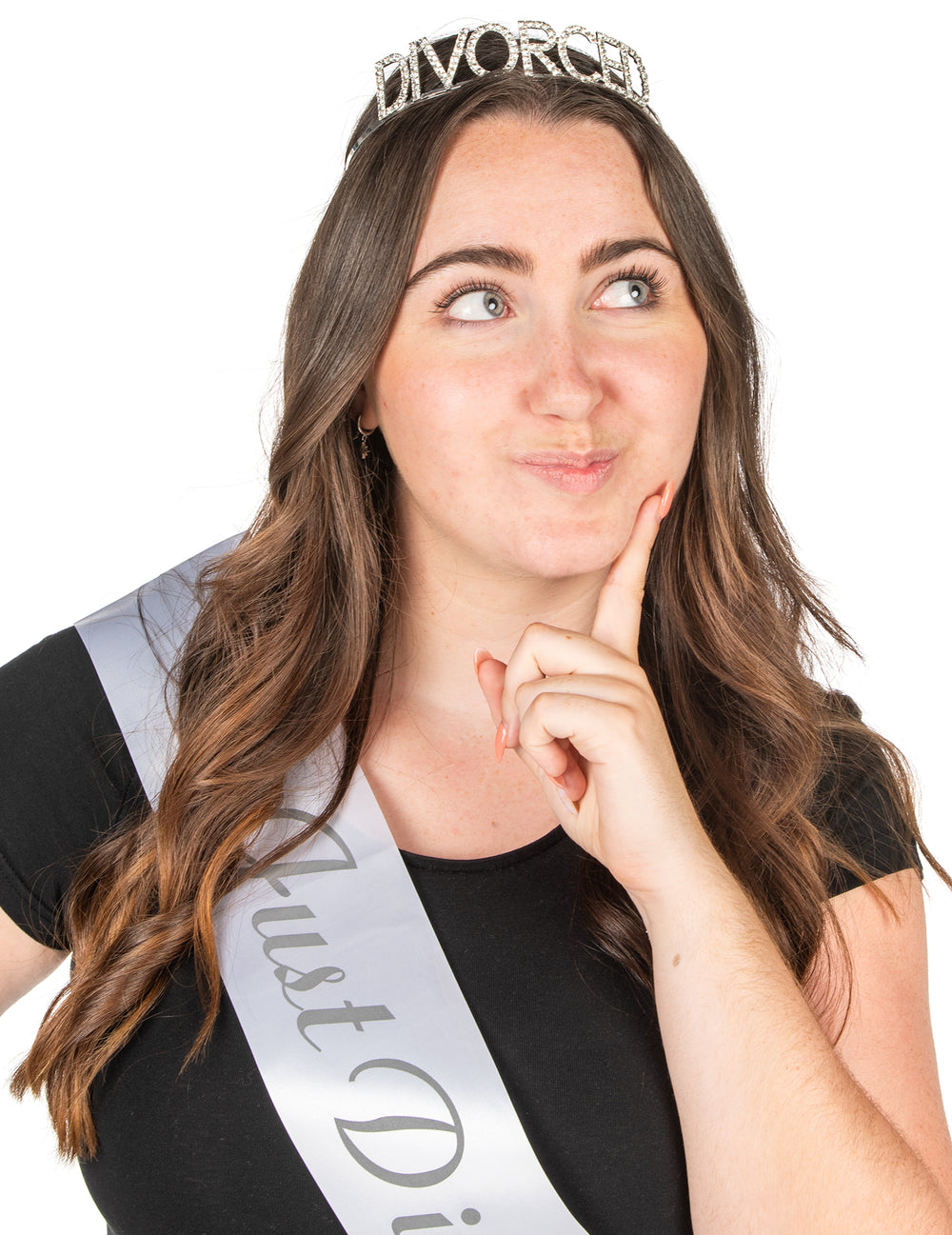 Gros plan sur les accessoires du couronne et écharpe just divorced