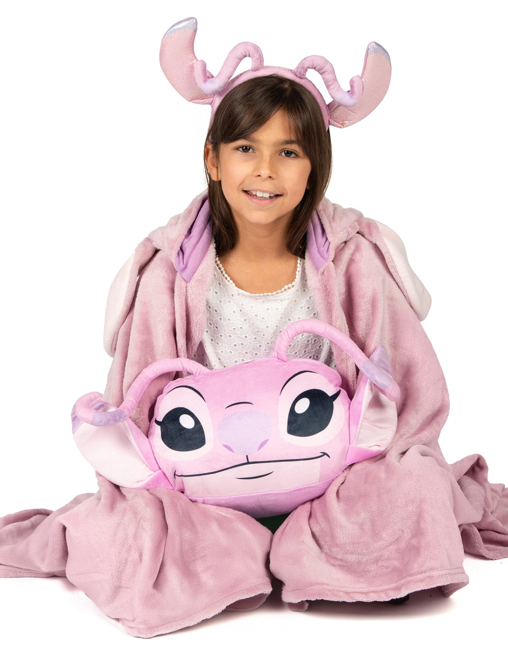 Mise en situation avec enfant du coussin cocooning en forme de tête Angel Lilo & Stitch