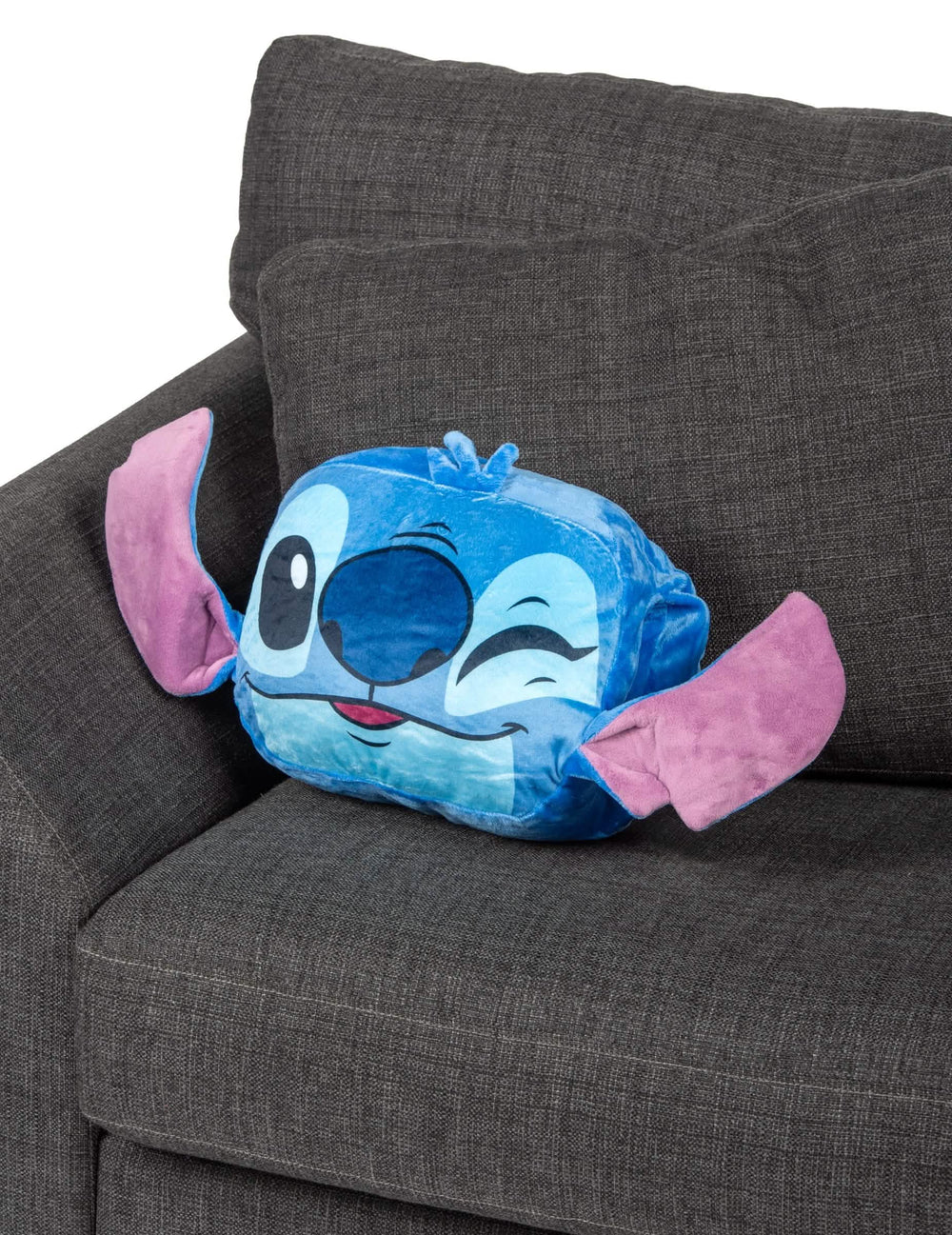 Mise en situation sur un canapé du Coussin Cocooning en Forme de tête Stitch Lilo & Stitch