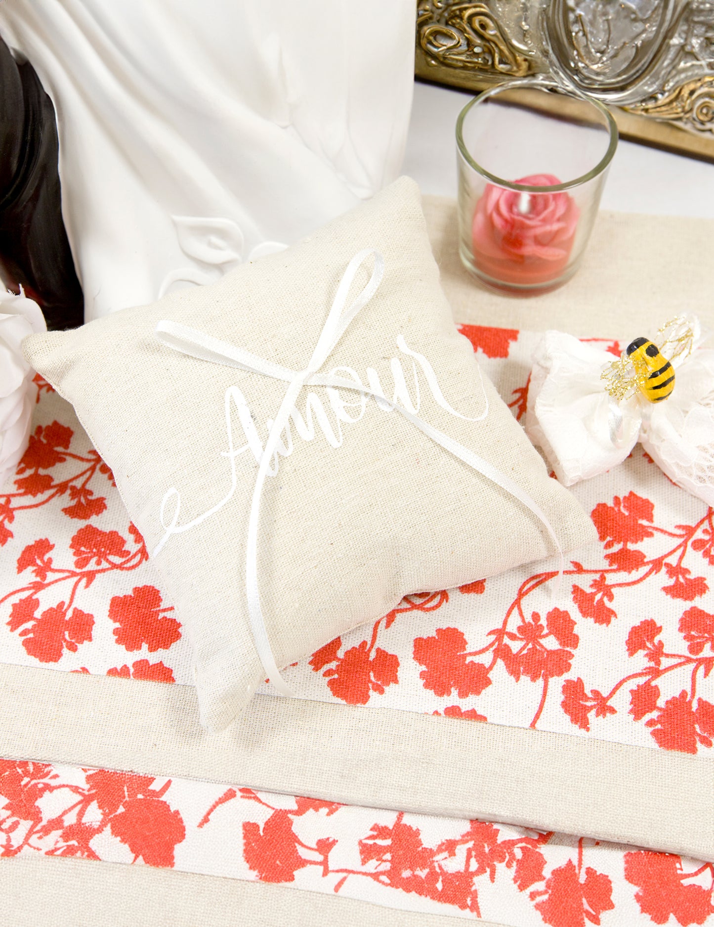 Gros plan sur l'inscription du coussin pour alliances amour