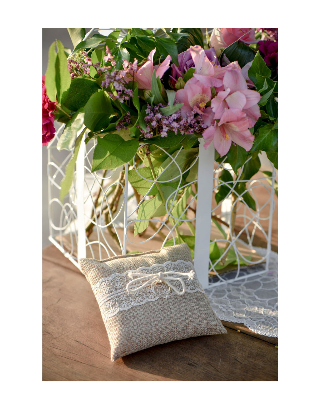 Mise en situation champêtre du coussin pour alliances rustique pour mariage