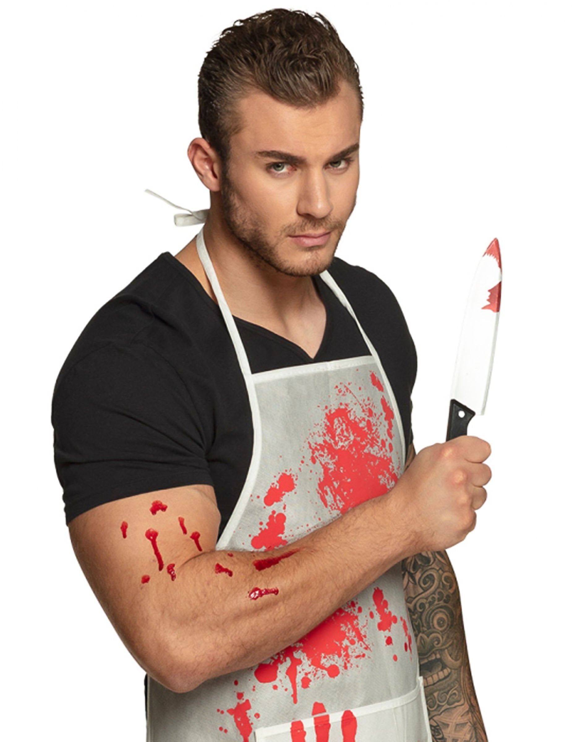 Plastový nôž na Halloween s krvavým efektom držený v ruke