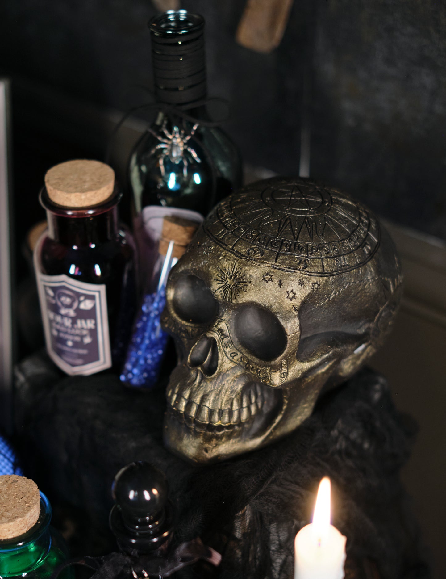 Skeleton lebka so zlatým pentagramom