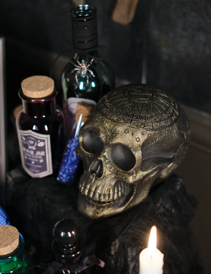 Skeleton lebka so zlatým pentagramom