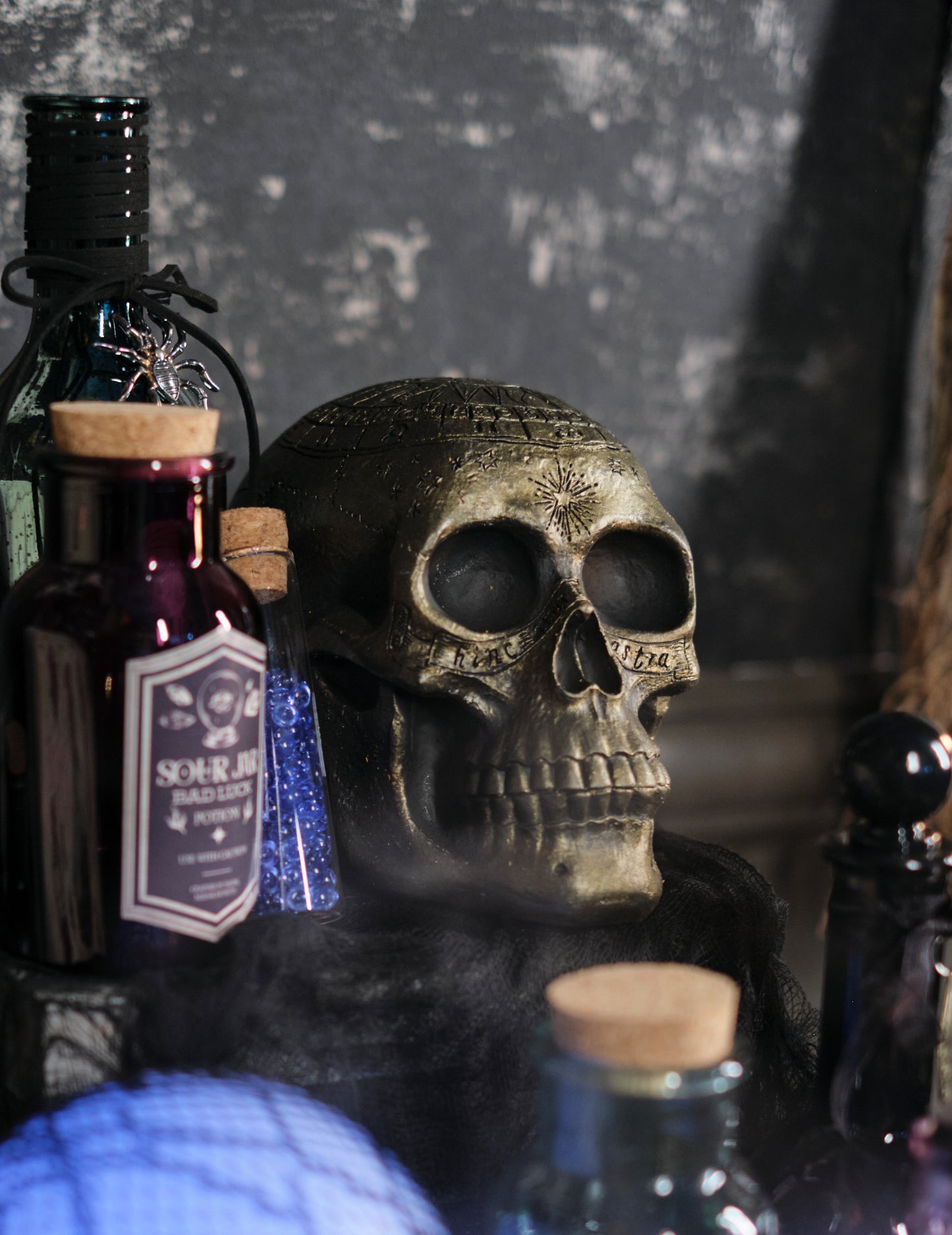 Skeleton lebka so zlatým pentagramom