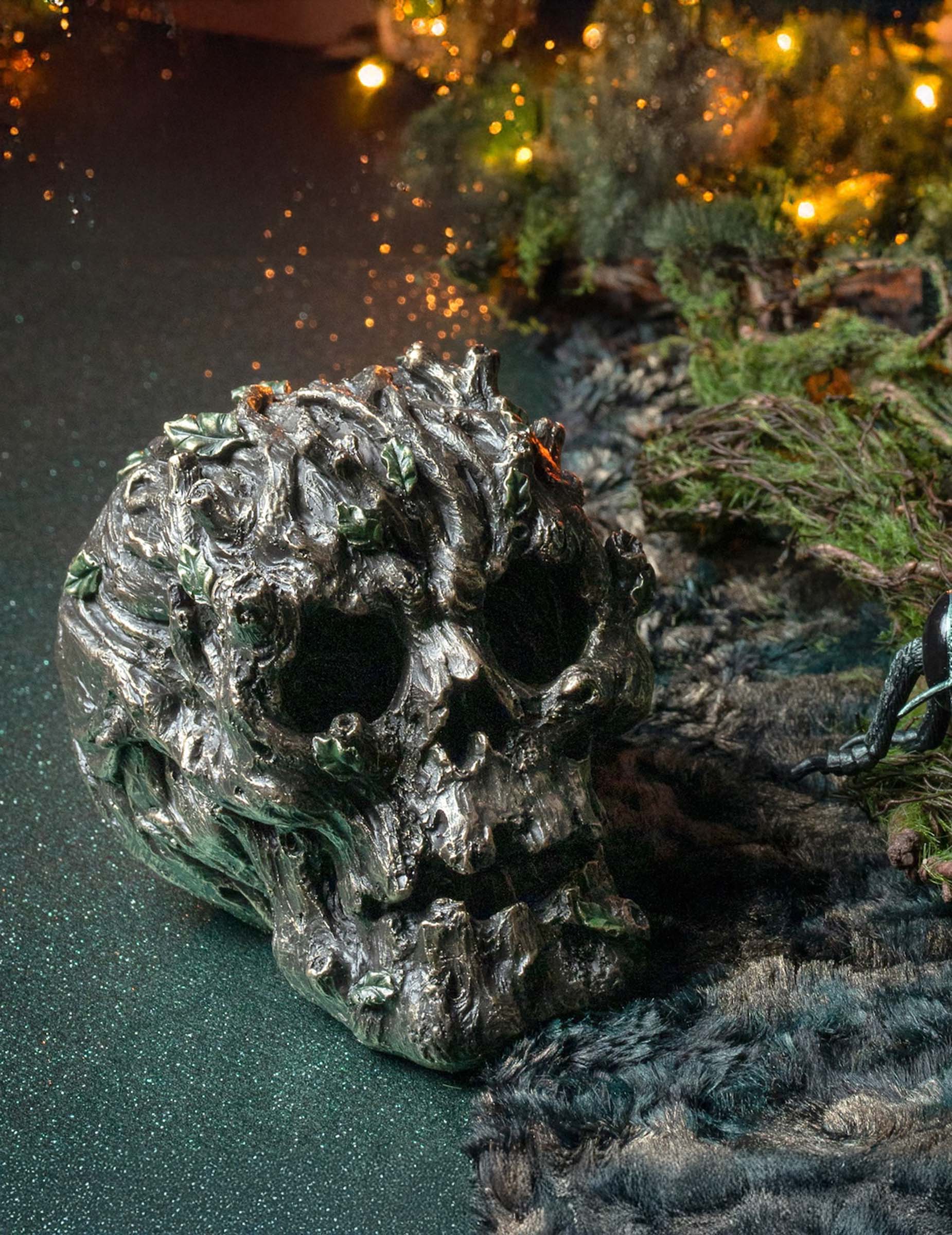 Détail des finitions aspect bois et feuilles du crâne forêt pour décoration