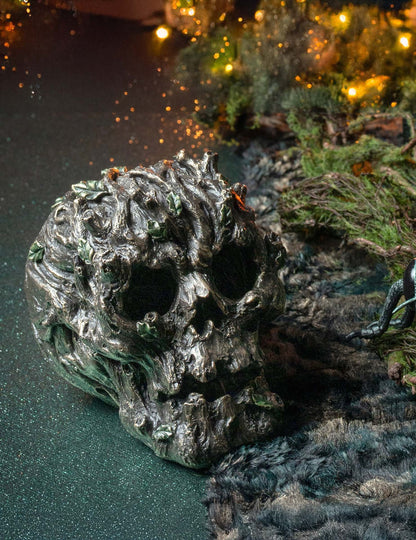 Détail des finitions aspect bois et feuilles du crâne forêt pour décoration