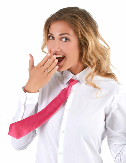 Détail de la cravate rose pour adulte portée