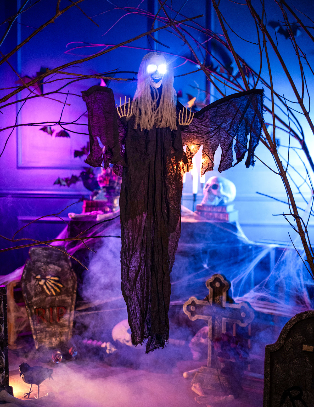 Détail du visage aux yeux lumineux de la décoration à suspendre ange noir de la mort