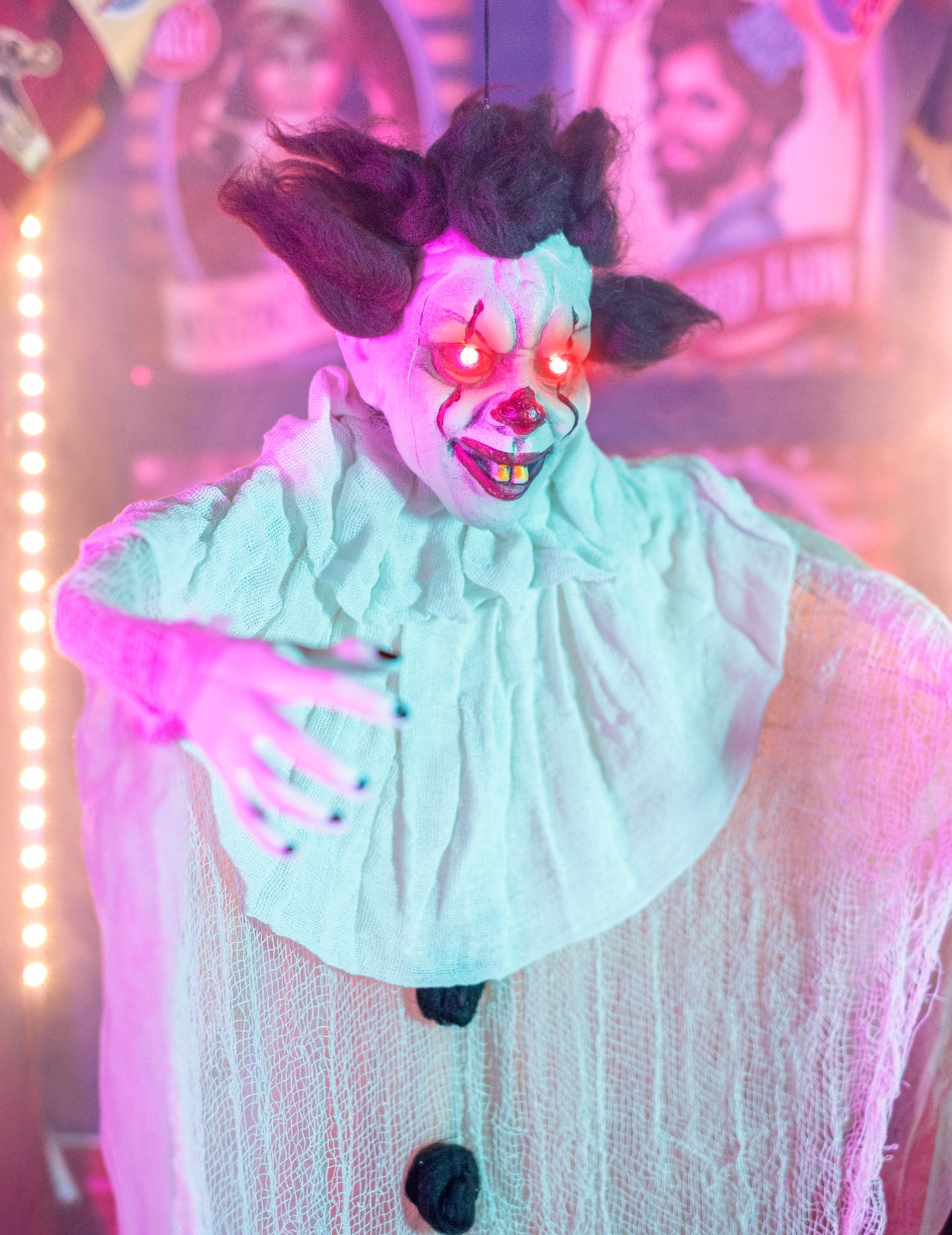 Effet des yeux rouges lumineux de la décoration à suspendre clown tueur