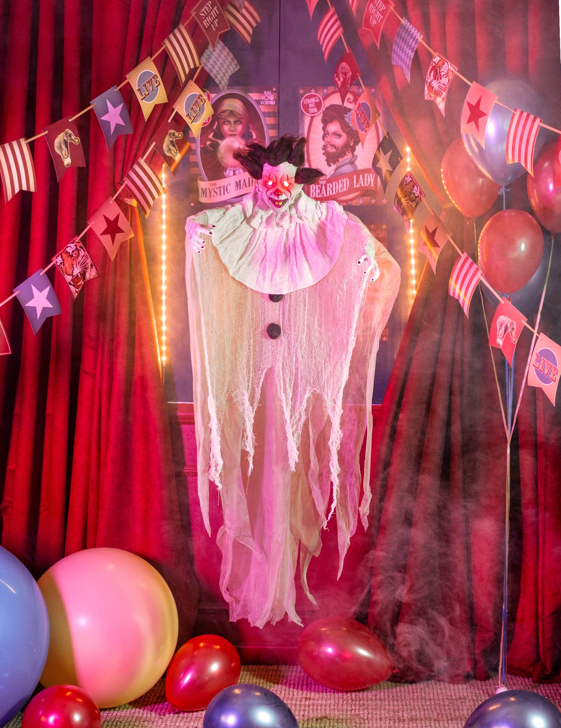 Mise en scène dans un décor de cirque de la décoration à suspendre clown tueur