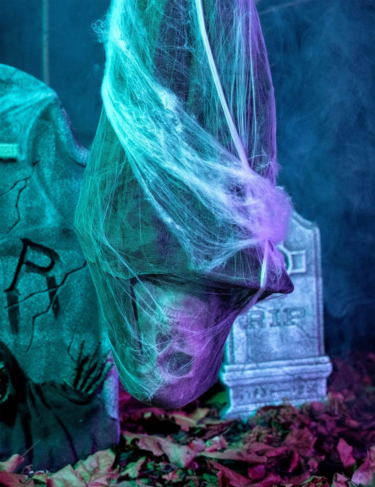 Závesná dekorácia kokonové telo na halloween biela s lebkou a pavučinami
