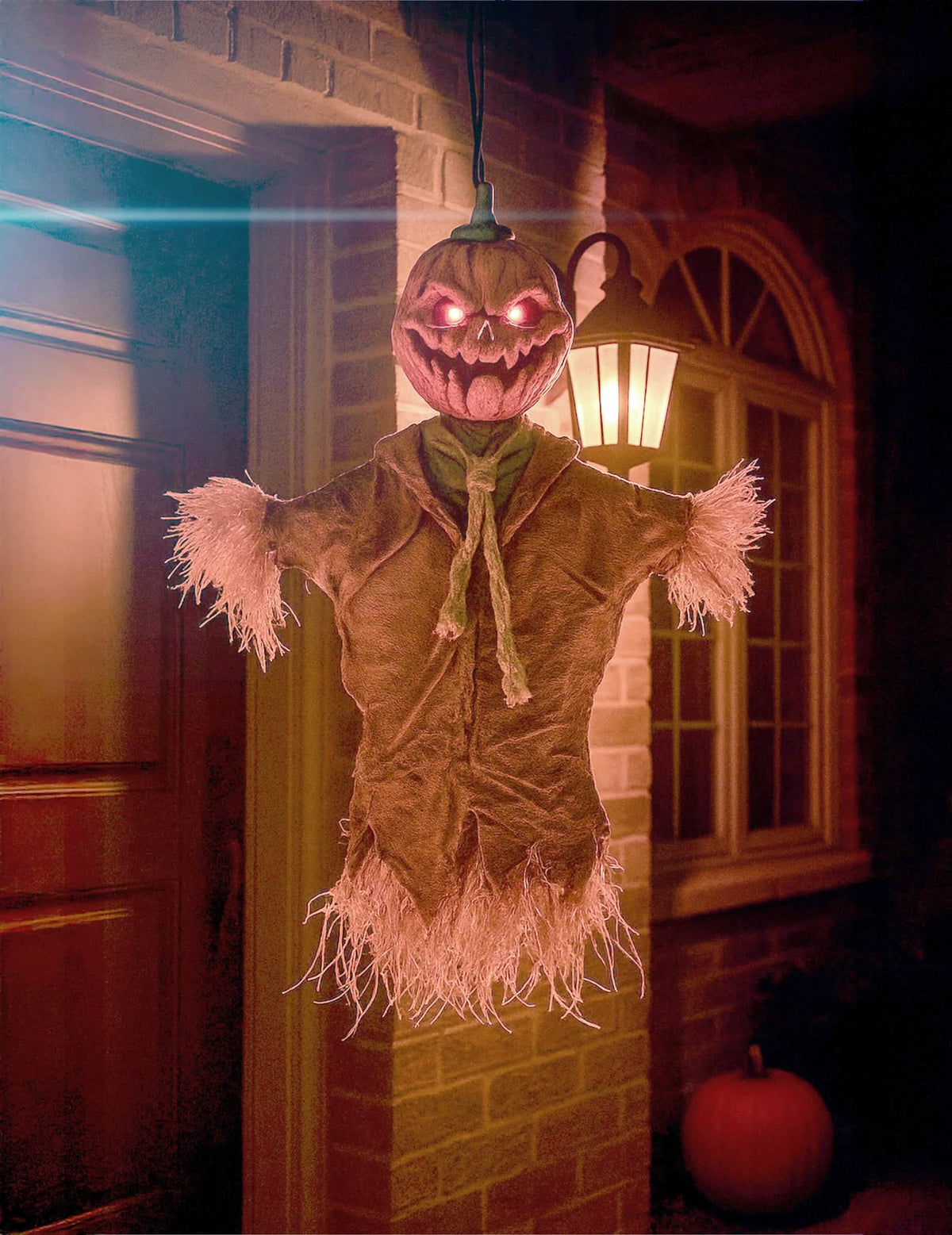 Décoration à suspendre épouvantail citrouille pour Halloween avec yeux lumineux rouges