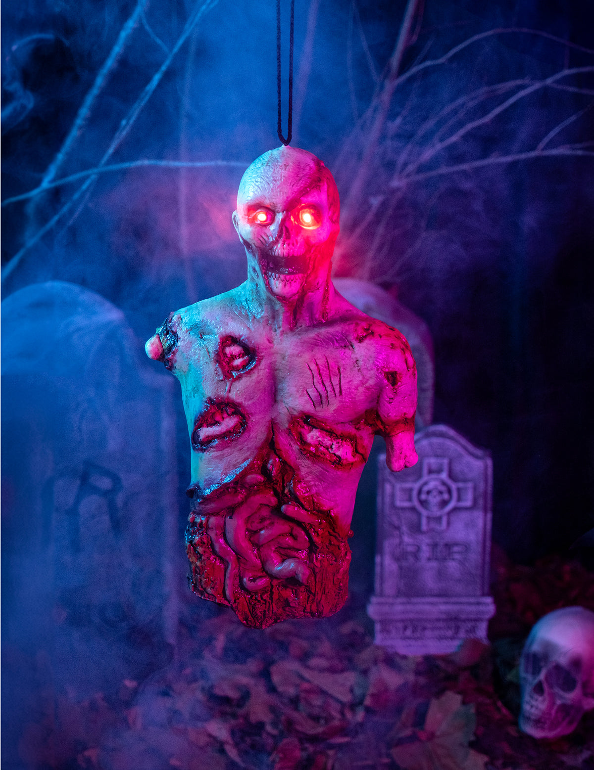 Détail des yeux rouges de la décoration à suspendre lumineuse zombie