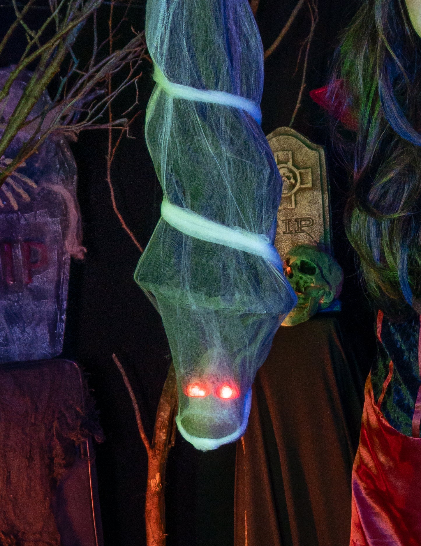 Svietiaca múmiová závesná dekorácia 75 cm