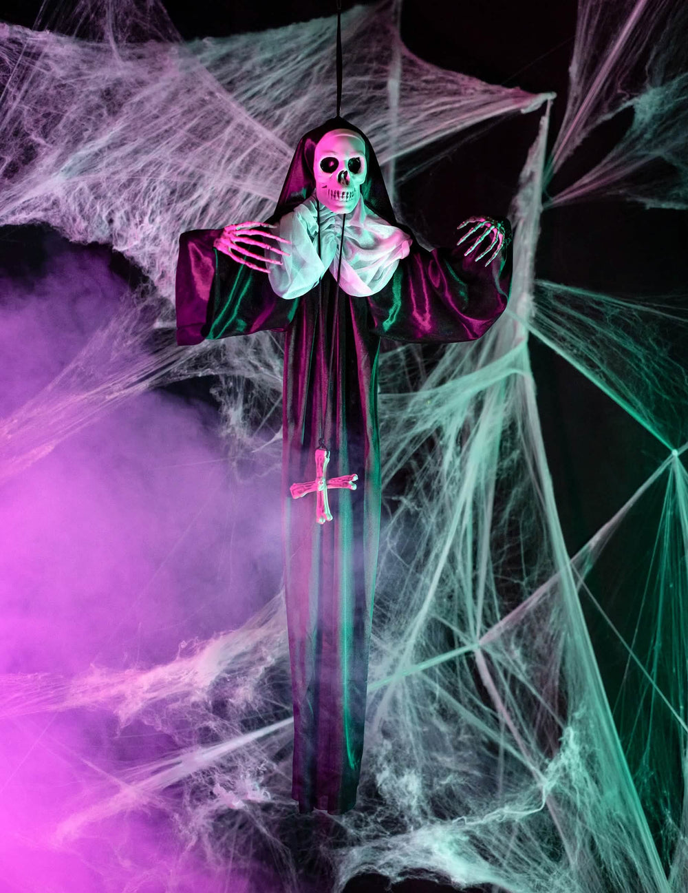 Umiestnenie do scény v dekorácii na zavesenie na halloween mníška
