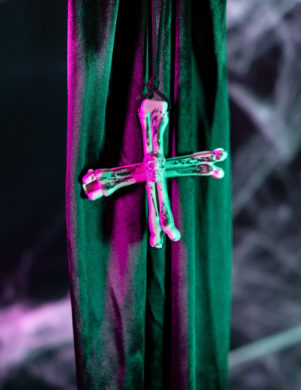 Detail na kostenný kríž visiacej dekorácie mníšky