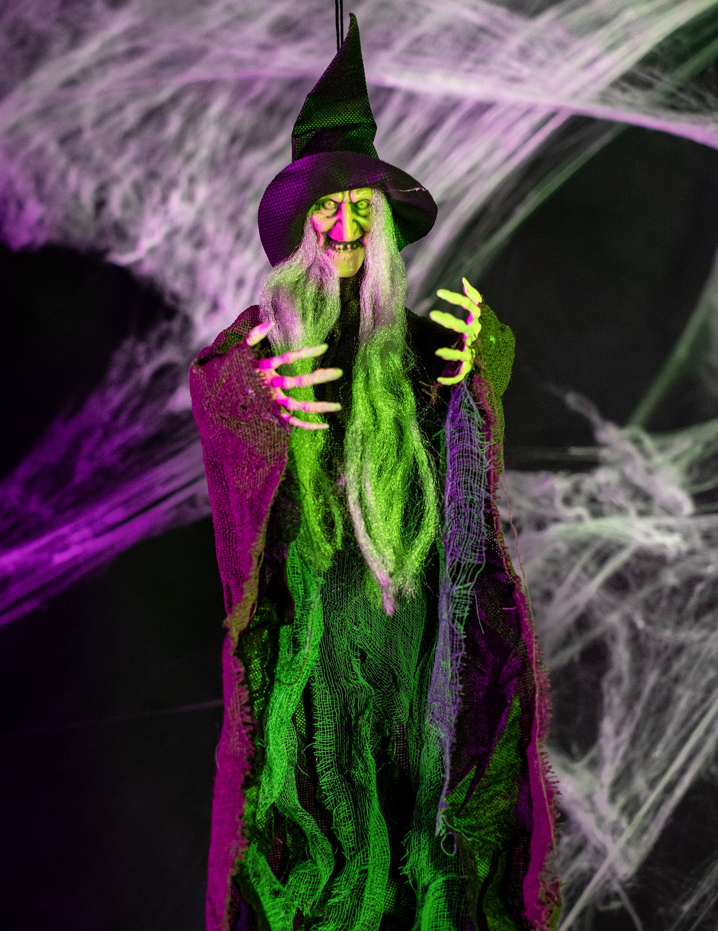 Mise en situation avec toiles d'araignées de la décoration à suspendre sorcière