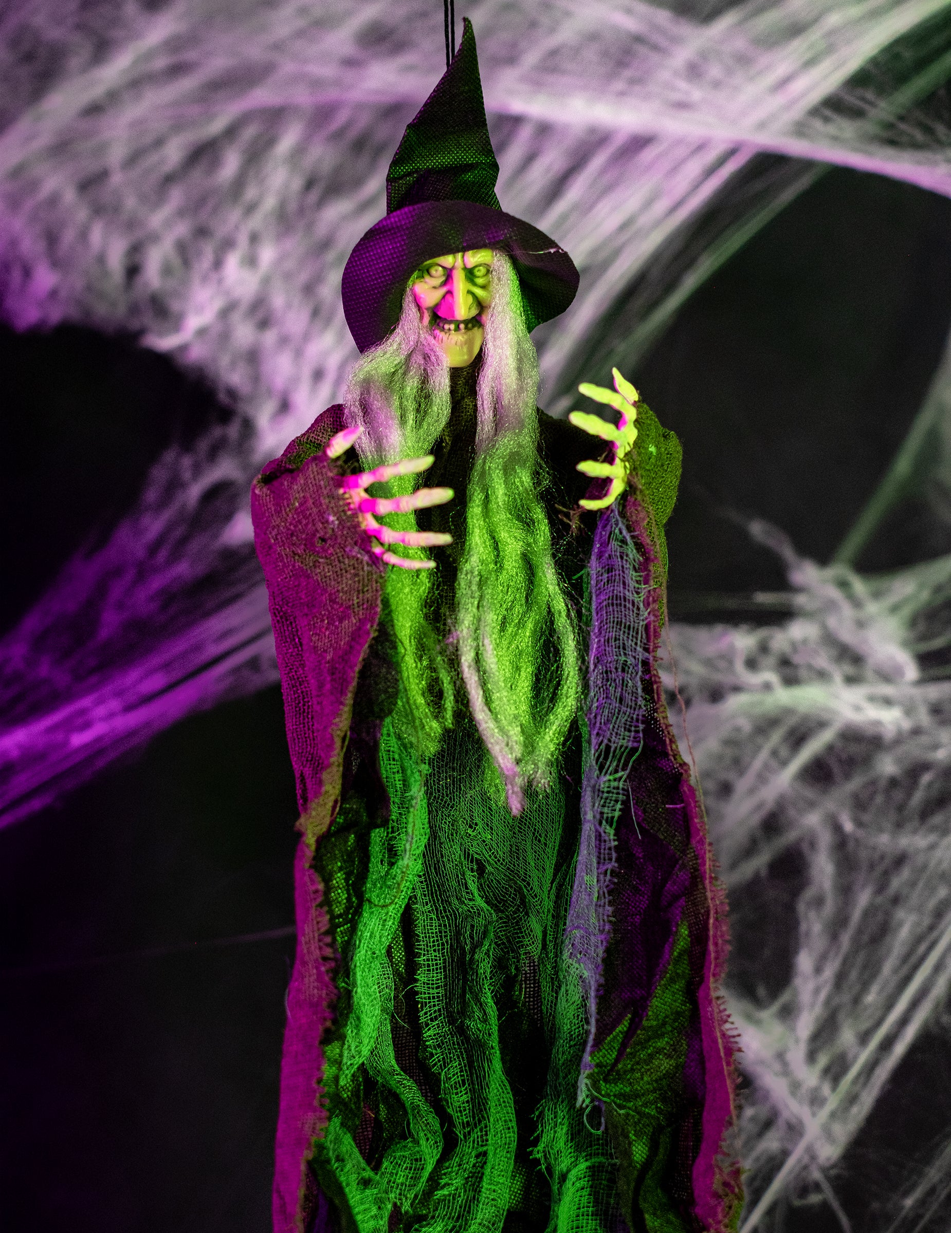 Mise en situation avec toiles d'araignées de la décoration à suspendre sorcière