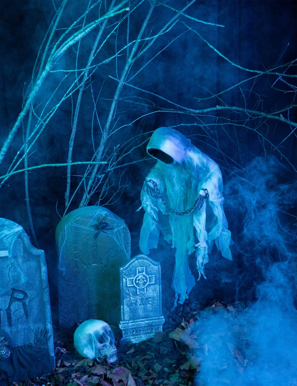 Závesná dekorácia kostra v reťaziach na halloween biela a modrá svetelná