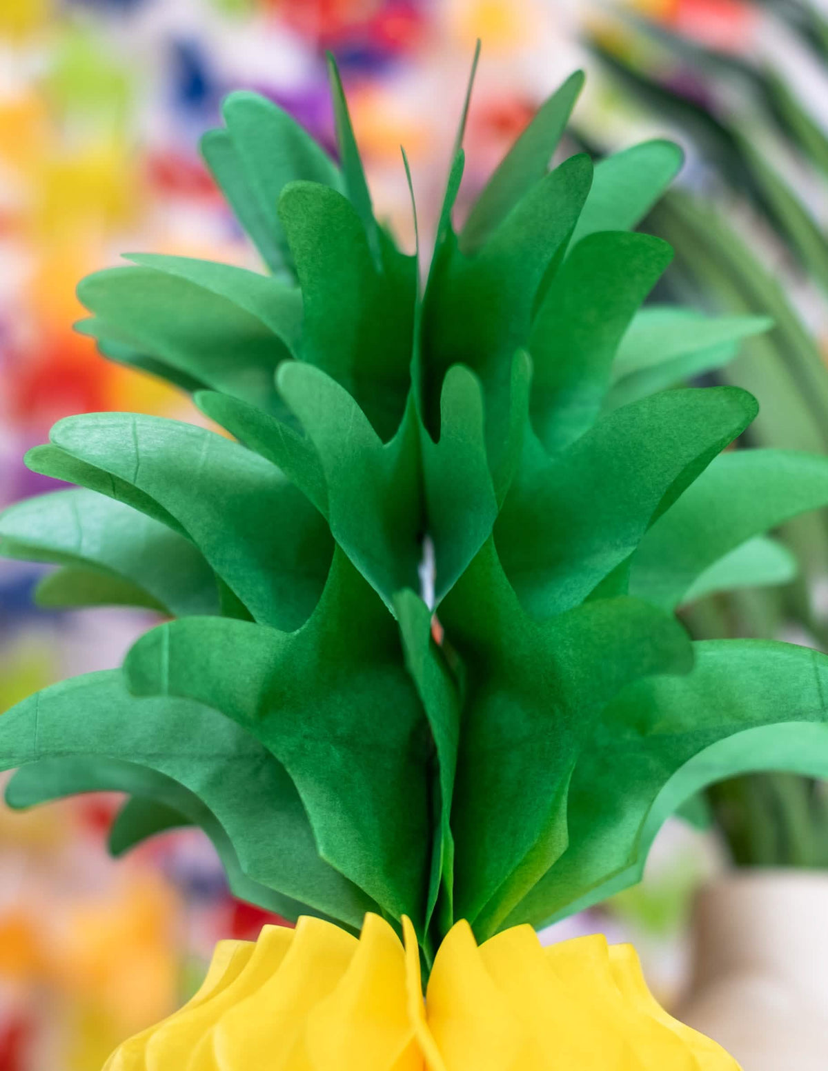 Detail na zelené listy papierovej ananásovej dekorácie
