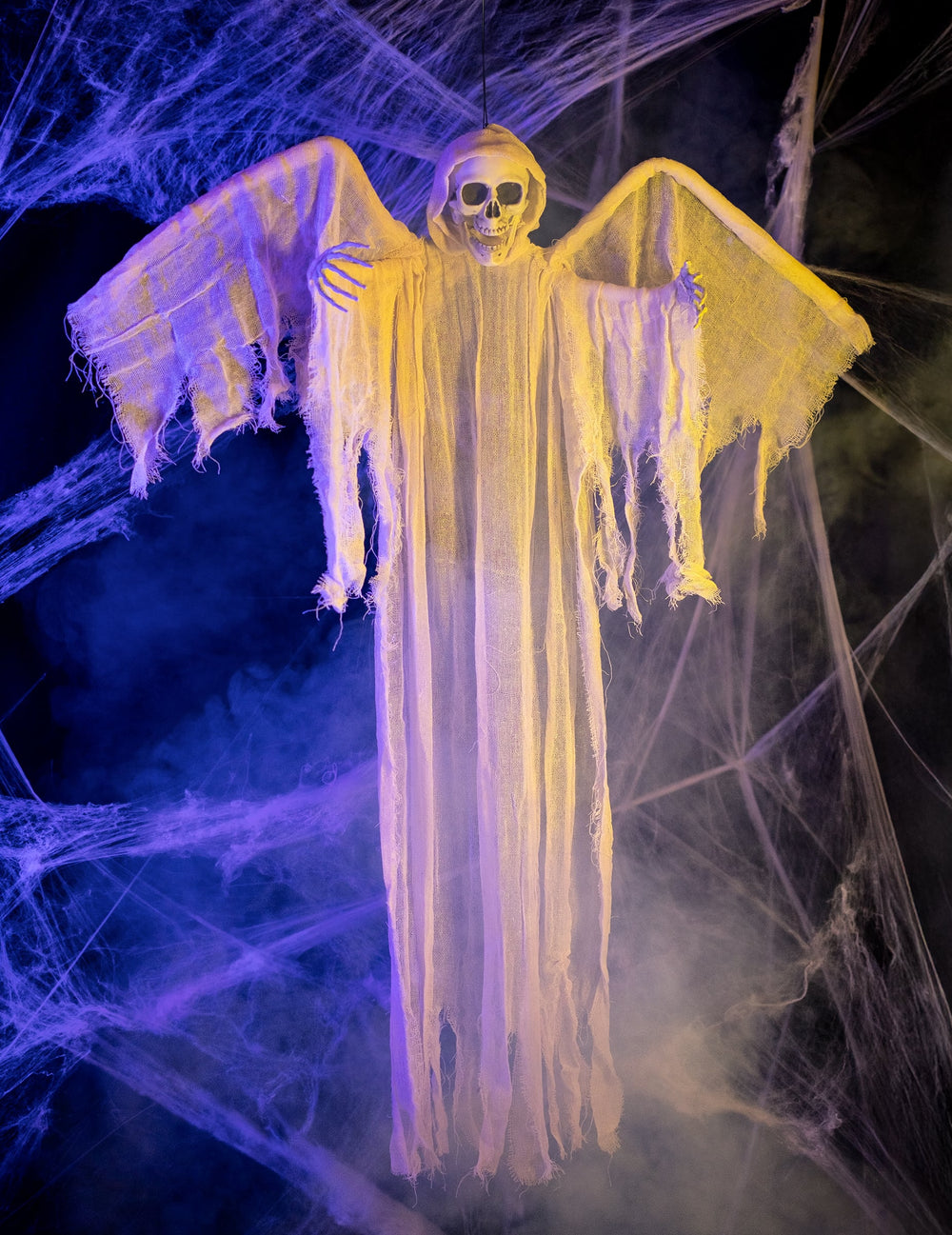 Mise en situation de la décoration à suspendre ange squelette blanc