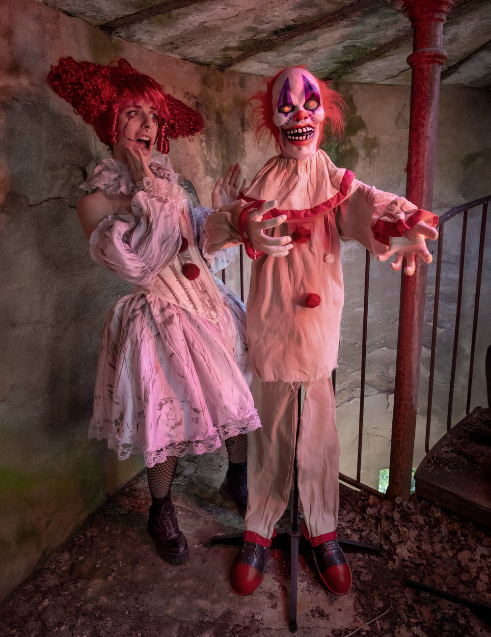 Décoration animée Clown Effrayant beige et rouge avec yeux lumineux