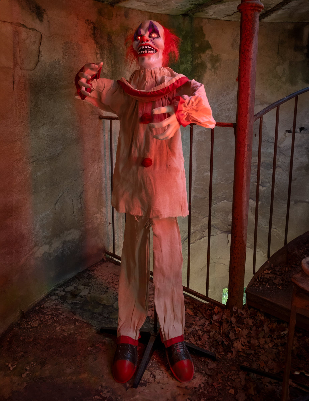 Mise en situation dans un décor sombre de la décoration animée Clown Effrayant