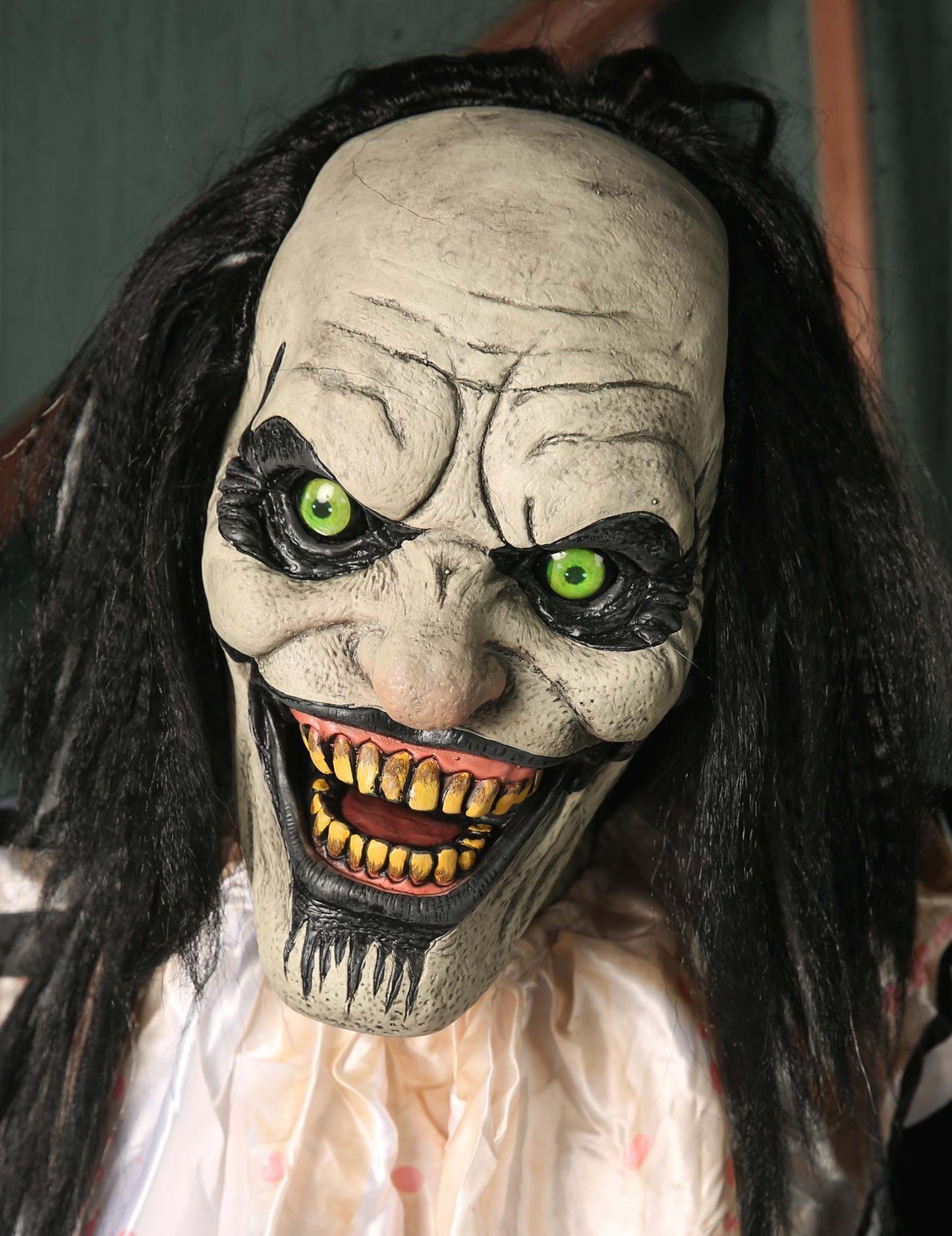 Animovaná dekorácia desivý klaun so závesným dieťaťom s pohybmi a svetlami 2,15 m